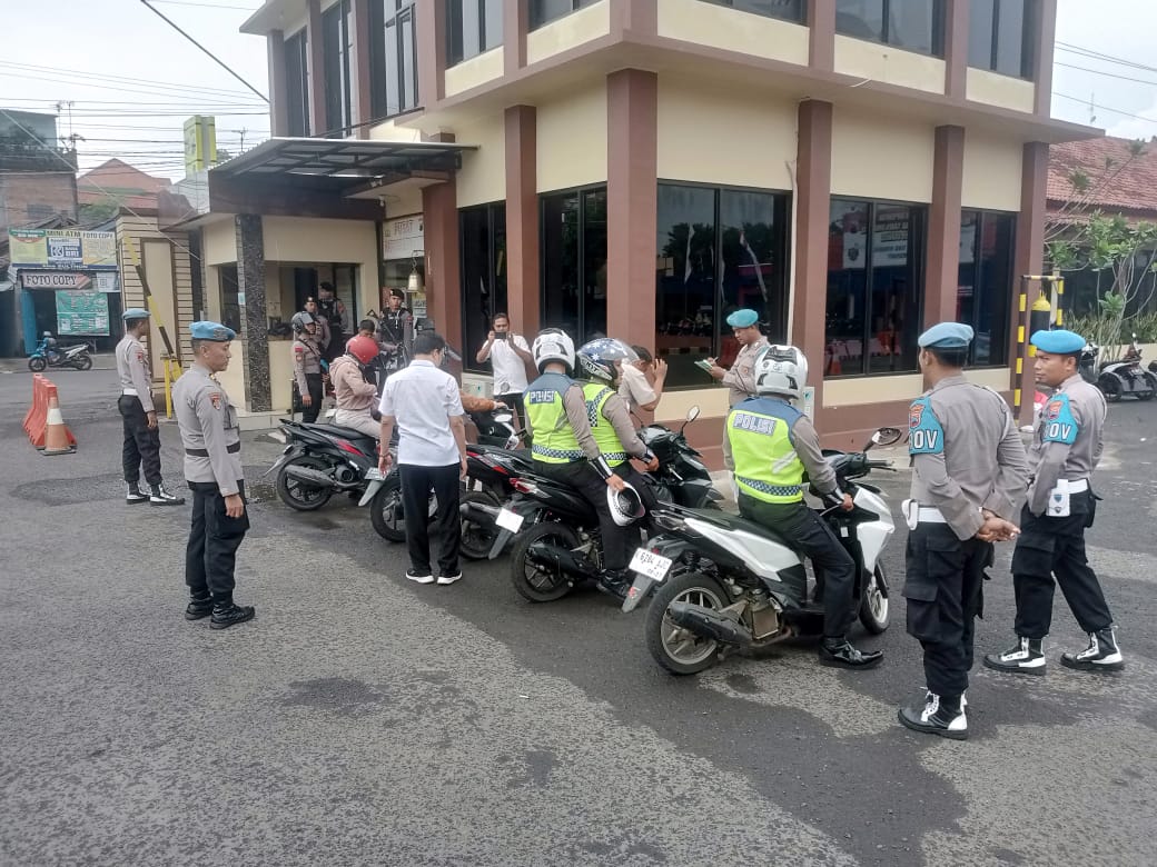 Seksi Propam Polres Jepara menggelar razia knalpot brong dengan sasaran kendaraan personel Polri di Mapolres Jepara, Senin (8/1/2024) pagi (Dok. Polres Jepara)
