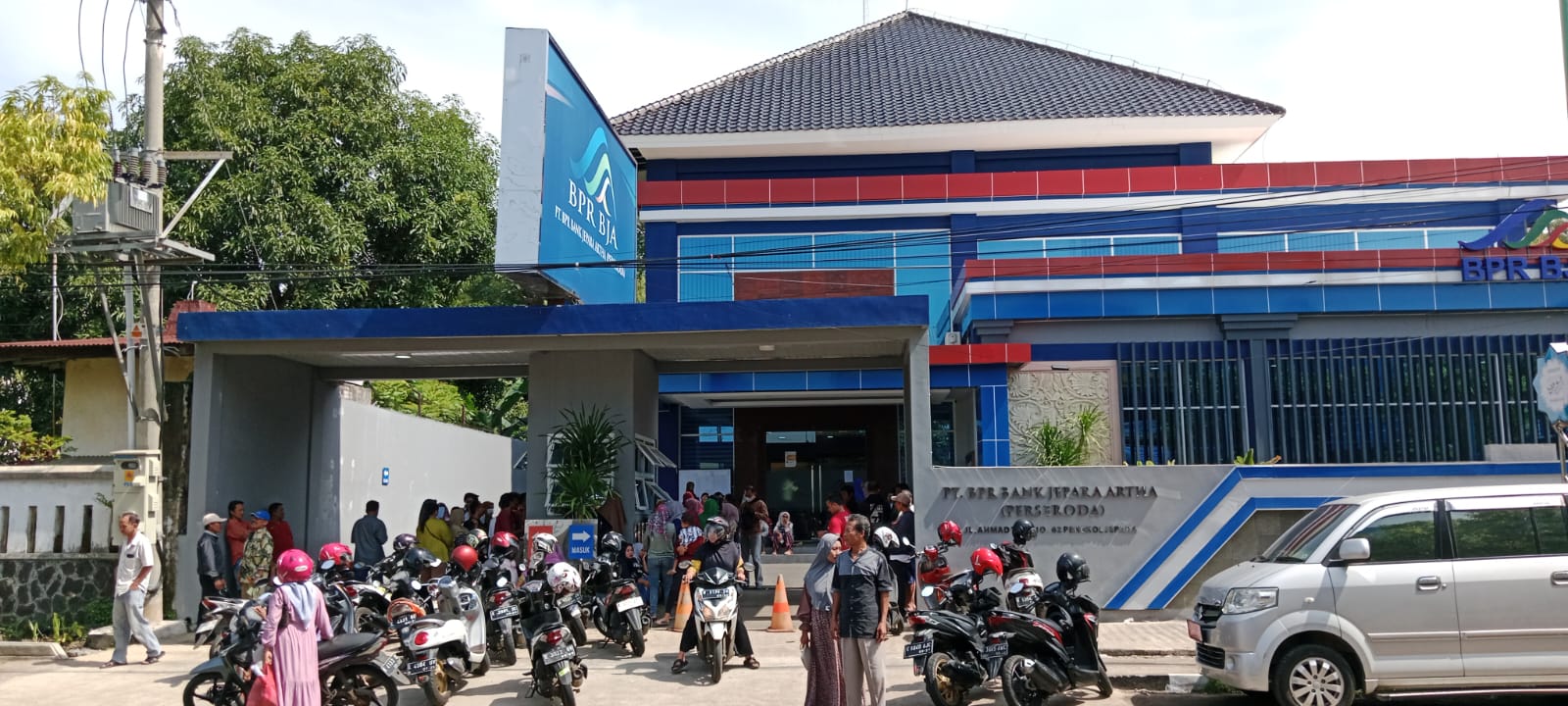 Suasana depan kantor Bank Jepara Artha (BJA).