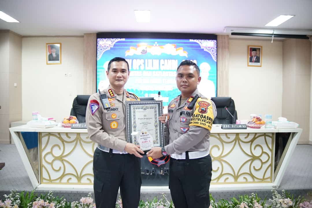 Penyerahan penghargaan secara langsung oleh Dirlantas Polda Jawa Tengah Kombes Pol Sonny Irawan kepada Kasat Lantas Polres Jepara AKP Dionisius Yudi Christiano di Mapolda Jateng, Selasa (9/1/2024) (istimewa)