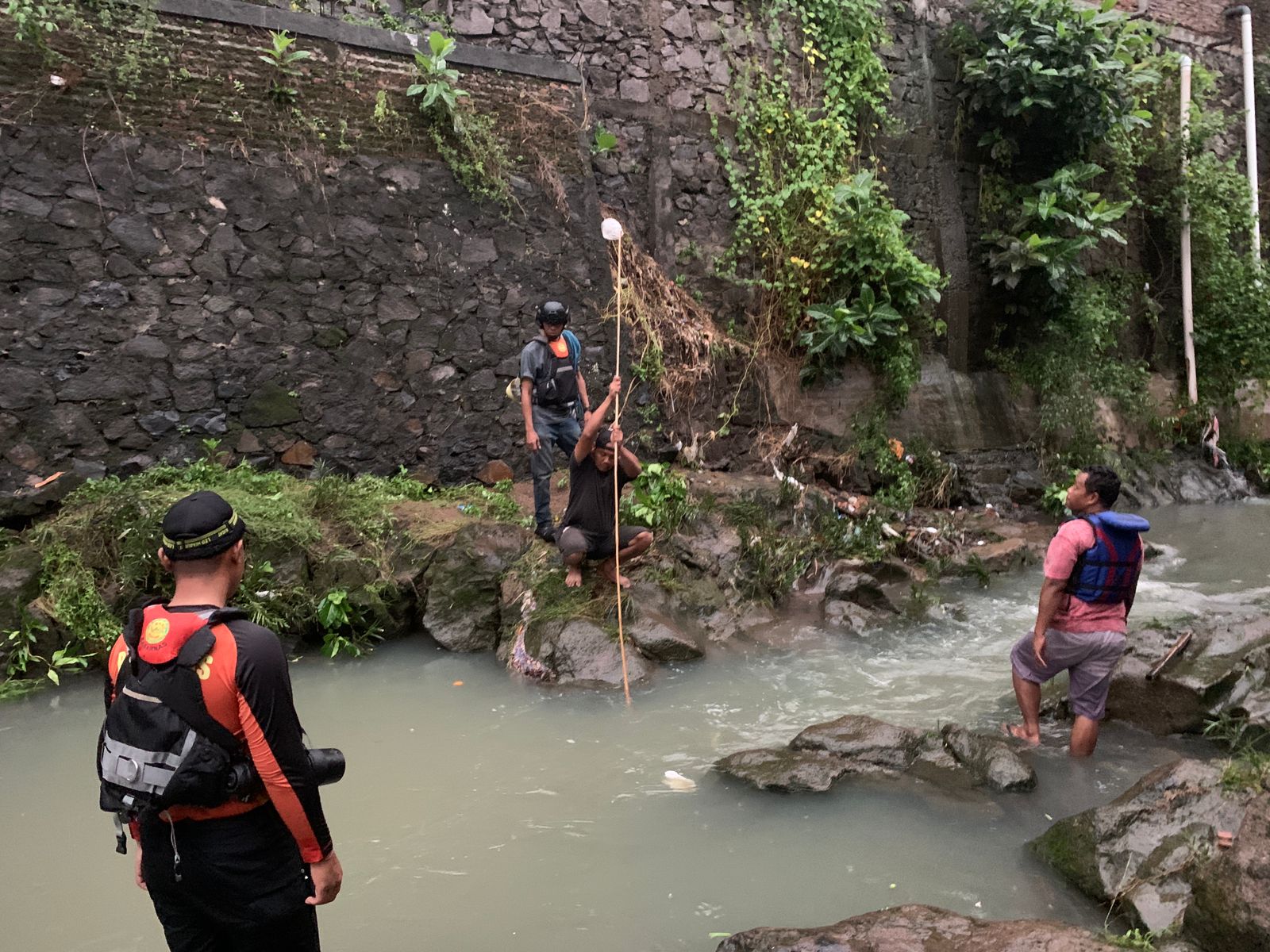 Tim SAR gabungan melakukan pencarian kepada bocah yang hanyut di Kelurahan Wonotingal, Kecamatan Candisari Kota Semarang pada Kamis (11/1/2024) (Dok. SAR Semarang)