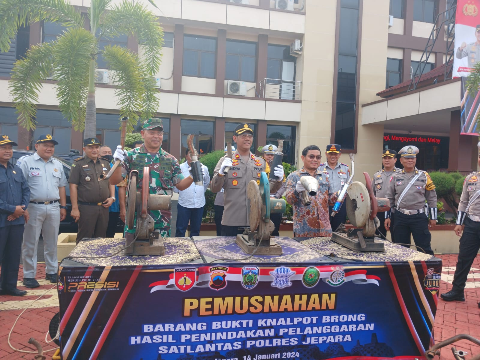 Pemusnahan knalpot brong dengan cara dipotong, dilakukan pada Minggu (14/1/2024) di halaman Mapolres Jepara (KlikFakta/Nur Ithrotul Fadhilah)