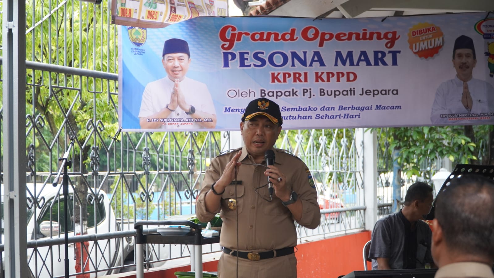 Penjabat (Pj) Bupati Jepara Edy Supriyanta secara resmi me-launching Pesona Mart KPRI KPPD di Halaman Pesona Mart, Senin, (22/1/2024) (Dok. Diskominfo Jepara)