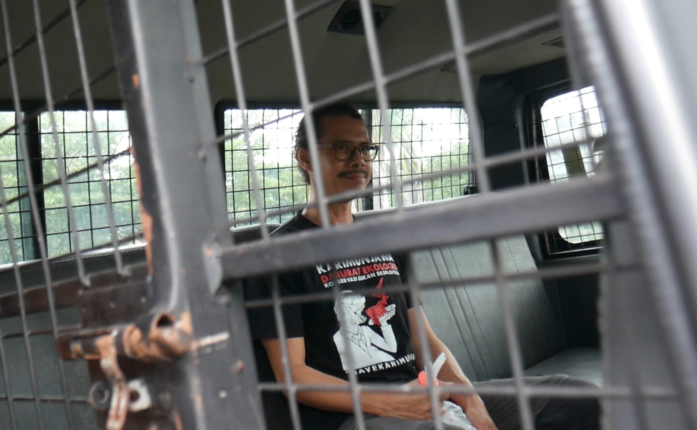 Aktivis lingkungan Karimunjawa Daniel Frits Maurits Tangkilisan kembali ditahan usai kasusnya mengenai UU ITE dilimpahkan ke Kejaksaan Negeri Jepara pada Selasa (23/1/2024) (Istimewa)