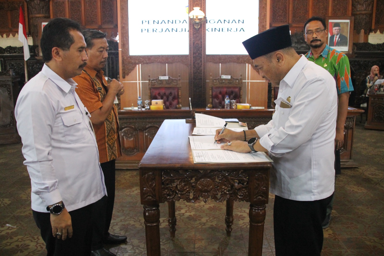Penandatanganan perjanjian kinerja oleh kepala perangkat daerah, Penjabat Bupati H. Edy Supriyanta meminta seluruh jajaran perangkat daerah di Pemkab Jepara. Acara tersebut digelar di Pendopo Kartini pada Rabu (24/1/2024).