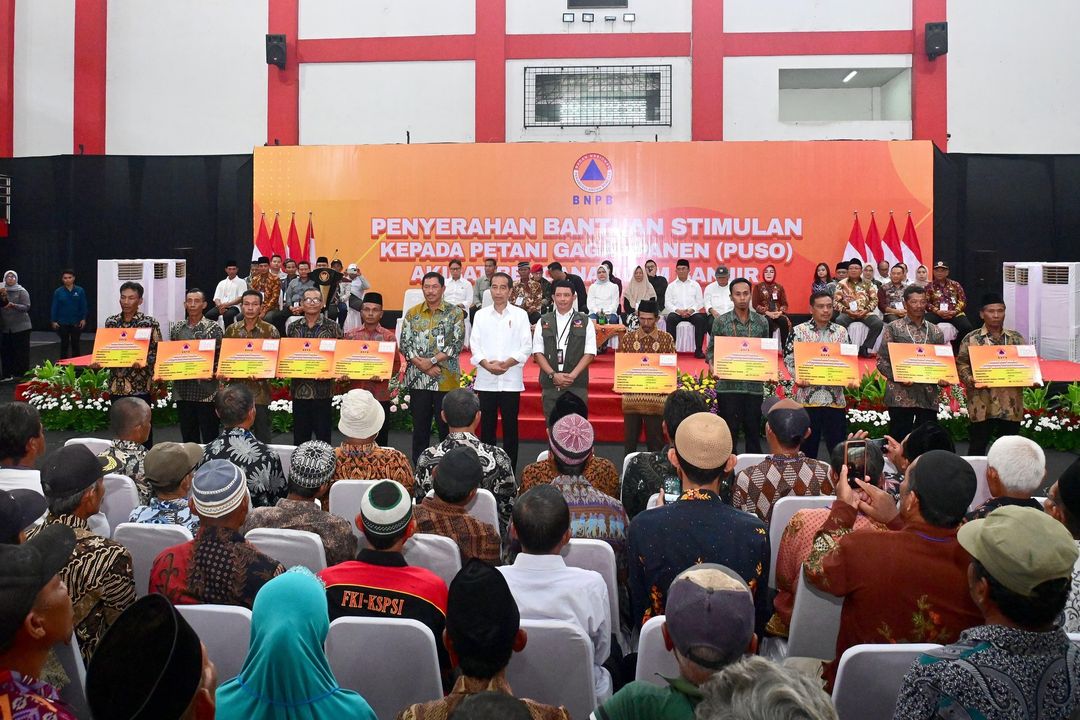 Penyerahan bantuan bagi petani yang mengalami puso secara simbolis oleh Joko Widodo di Kabupaten Grobogan, Selasa (23/1/2024)