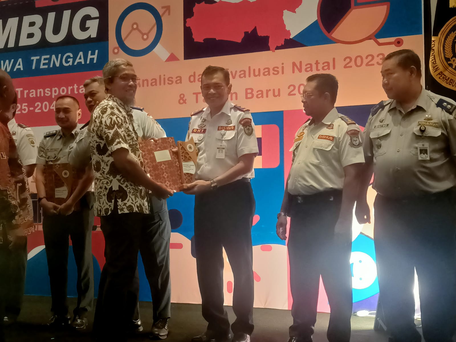 Kepala Dinas Perhubungan (Dishub) Jepara, Ony Sulistijawan, menerima penghargaan tersebut pada acara Forum Rembug Transportasi di Convention Hall Terminal Tirtonadi Solo pada Rabu (24/1/2024)