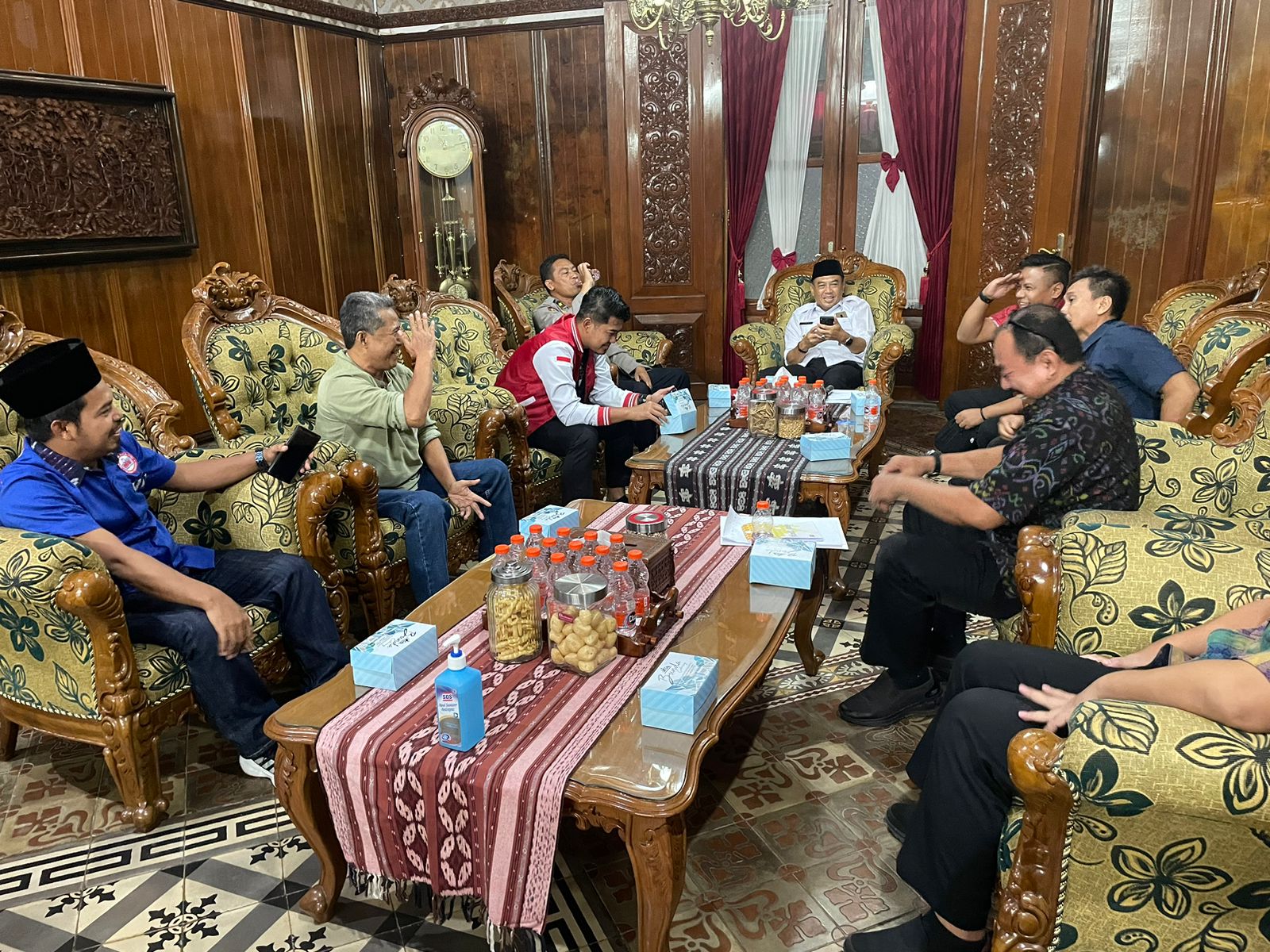 Pj Bupati Jepara Edy Supriyanta (tengah) menyampaikan hal ini sebagai tanggapan atas aspirasi beberapa perwakilan pengurus cabor yang melakukan audiensi di Pendopo Kartini pada Rabu (24/01/2024)