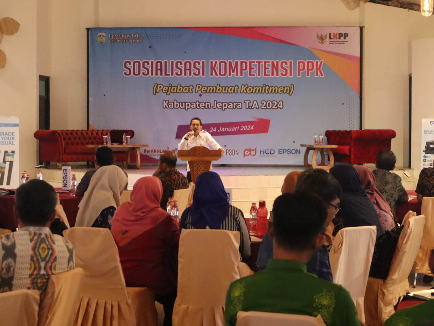 Sekretaris Daerah (Sekda) Kab. Jepara, Edy Sujatmiko saat menyampaikan pesan dalam acara sosialisasi kompetensi PPK.