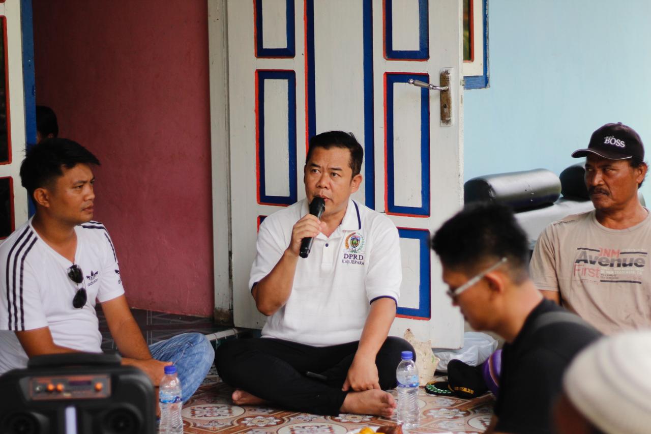 Ketua Komisi A Dewan Perwakilan Rakyat Daerah (DPRD) Kabupaten Jepara Agus Sutisna saat kunjungan dan serap aspirasi masyarakat Karimunjawa, Jepara (Istimewa)