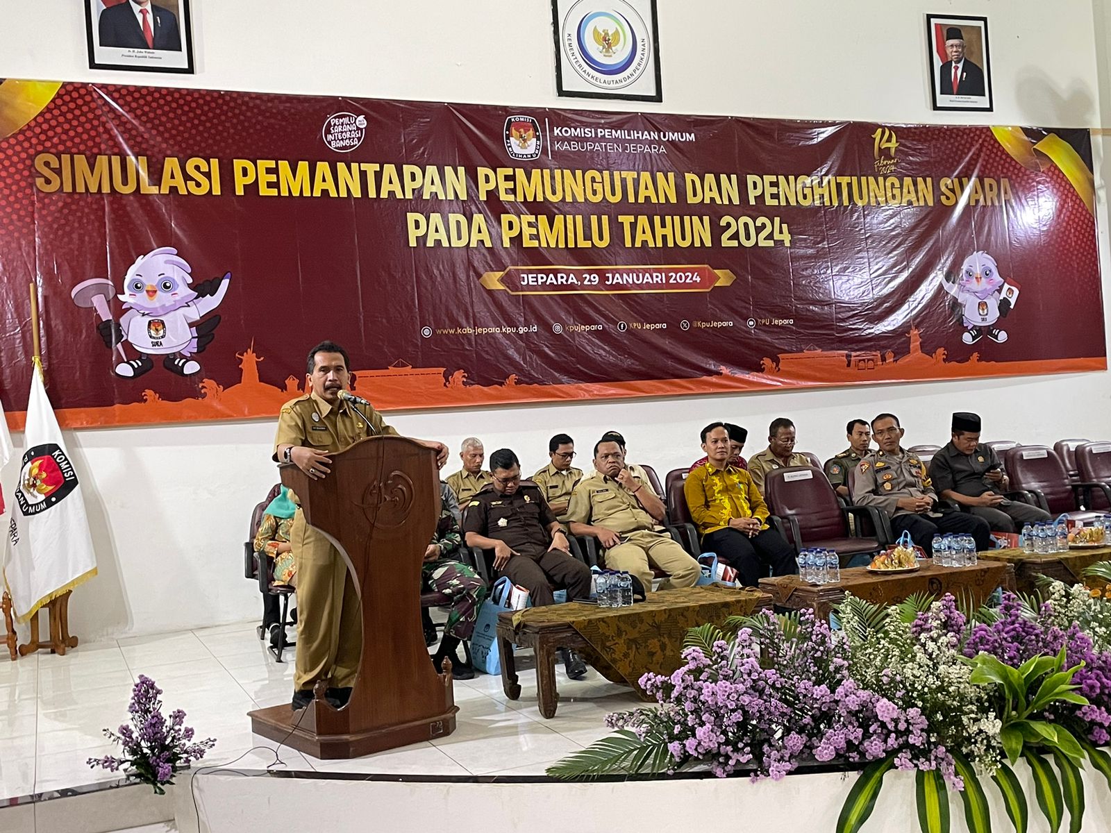 Sekda Jepara Edy Sujatmiko yang datang mewakili Pj Bupati Jepara dalam imulasi Pemantapan Pemungutan dan Penghitungan Suara pada Pemilu Tahun 2024 di Auditorium Balai Besar Perikanan Budidaya Air Payau (BBPBAP), Senin, (29/1/2024) (Diskominfo Jepara)