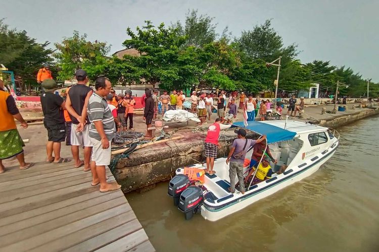 Proses evakuasi jasad seorang nelayan Tambaklorok Semarang yang ditemukan mengapung di tengah laut (Foto: Kompas.com)