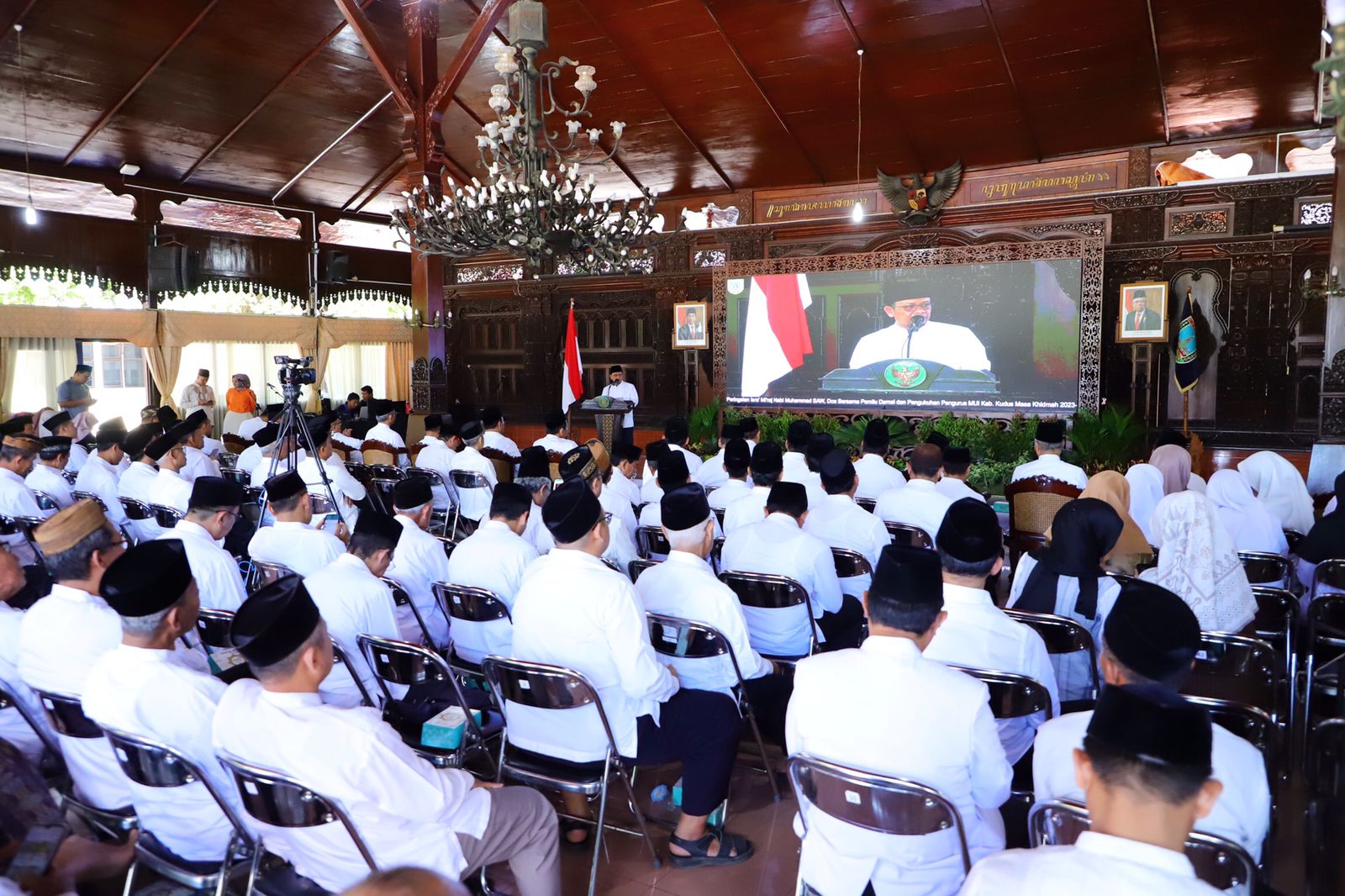 Peringatan Isra Miraj juga doa bersama pemilu damai, dan pengukuhan pengurus MUI Kabupaten Kudus di Pendapa Kabupaten Kudus, Kamis (8/2)