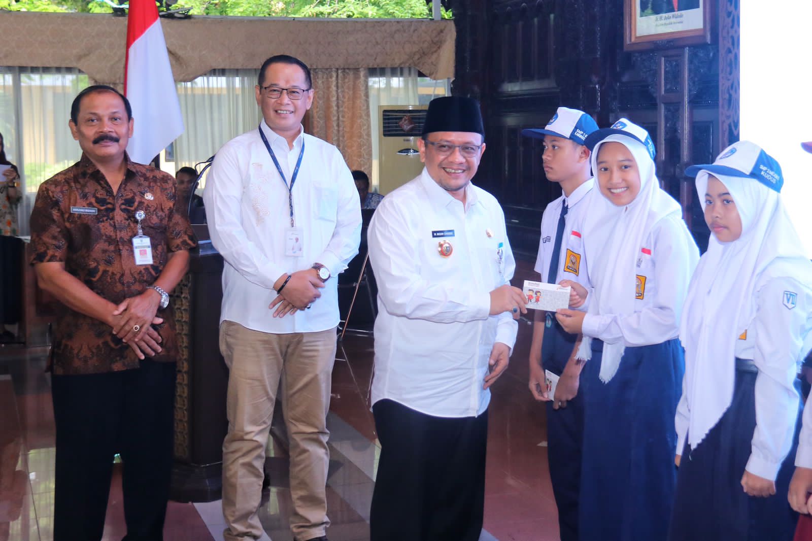 Penjabat (Pj) Bupati Kudus, Muhamad Hasan Chabibie, menyerahkan beasiswa pendidikan kepada 217 siswa dari jenjang SD dan SMP di Pendopo Kabupaten, Selasa (6/2)