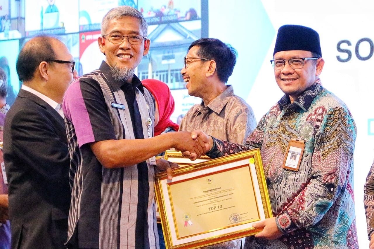 Penghargaan KIPP Jawa Tengah tahun 2023 diserahkan Pj. Gubernur Jateng yang diwakili oleh Sekda Provisi Jateng Sumarno kepada Pj. Bupati Kudus Dr. Muhamad Hasan Chabibie di Gedung Gradhika Bakti Praja, Semarang, Selasa (27/2)