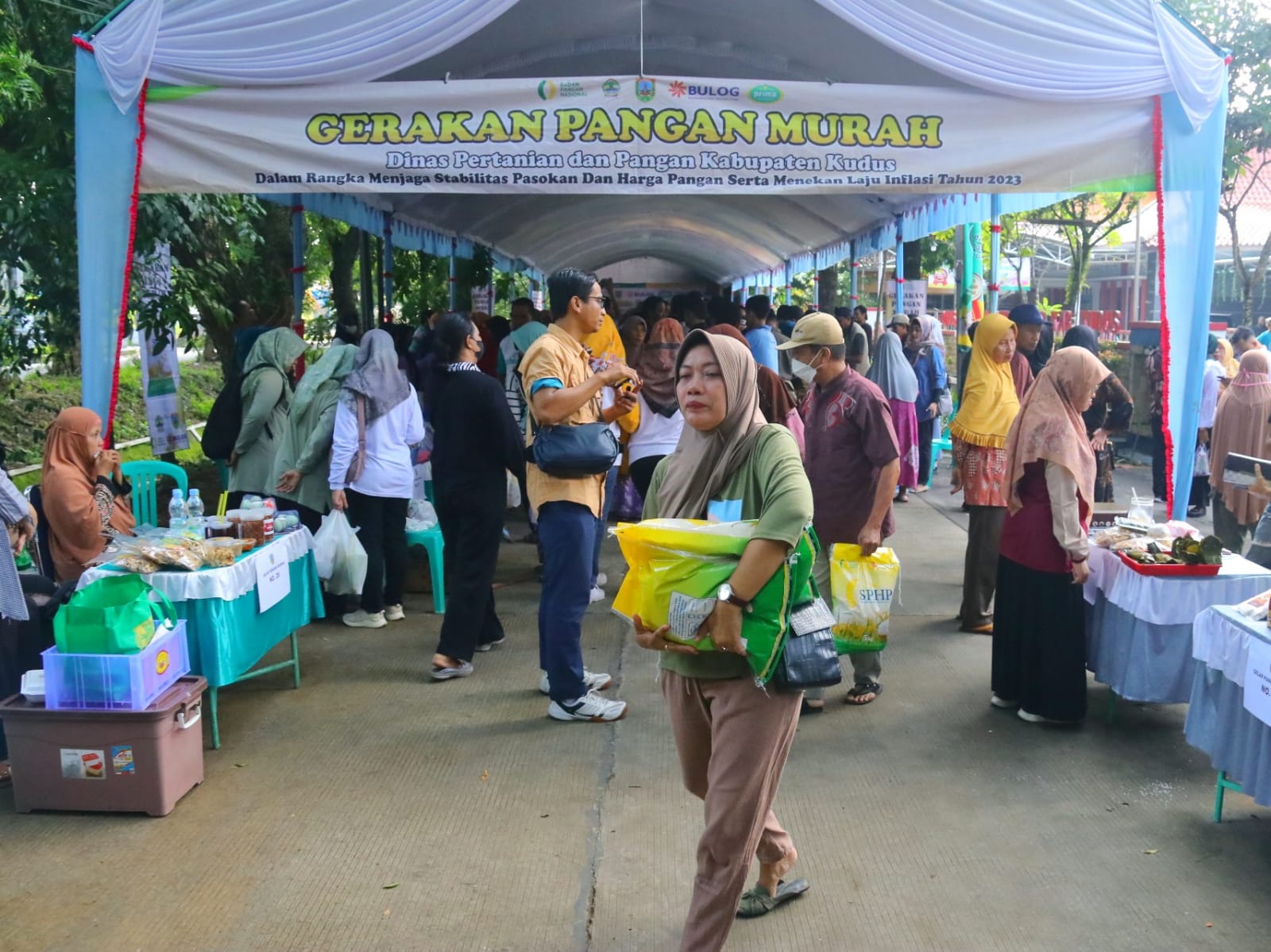 Masyarakat memborong kebutuhan pokok dalam Gerakan Pangan Murah Melalui Gelar Hasil Tani di halaman Kantor Dinas Pertanian dan Pangan Kabupaten Kudus, Jumat (2/2) pagi
