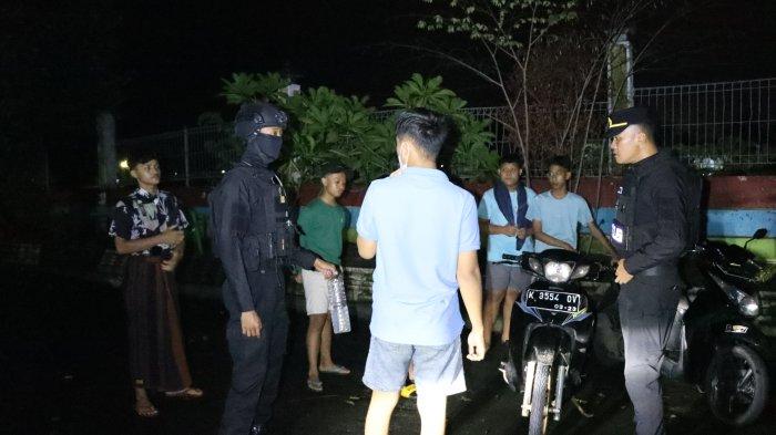 Personel Polres Jepara mengamankan sembilan pemuda yang pesta miras di Pantai Kartini pada Sabtu malam (10/2/2024) (Tribun Jateng)
