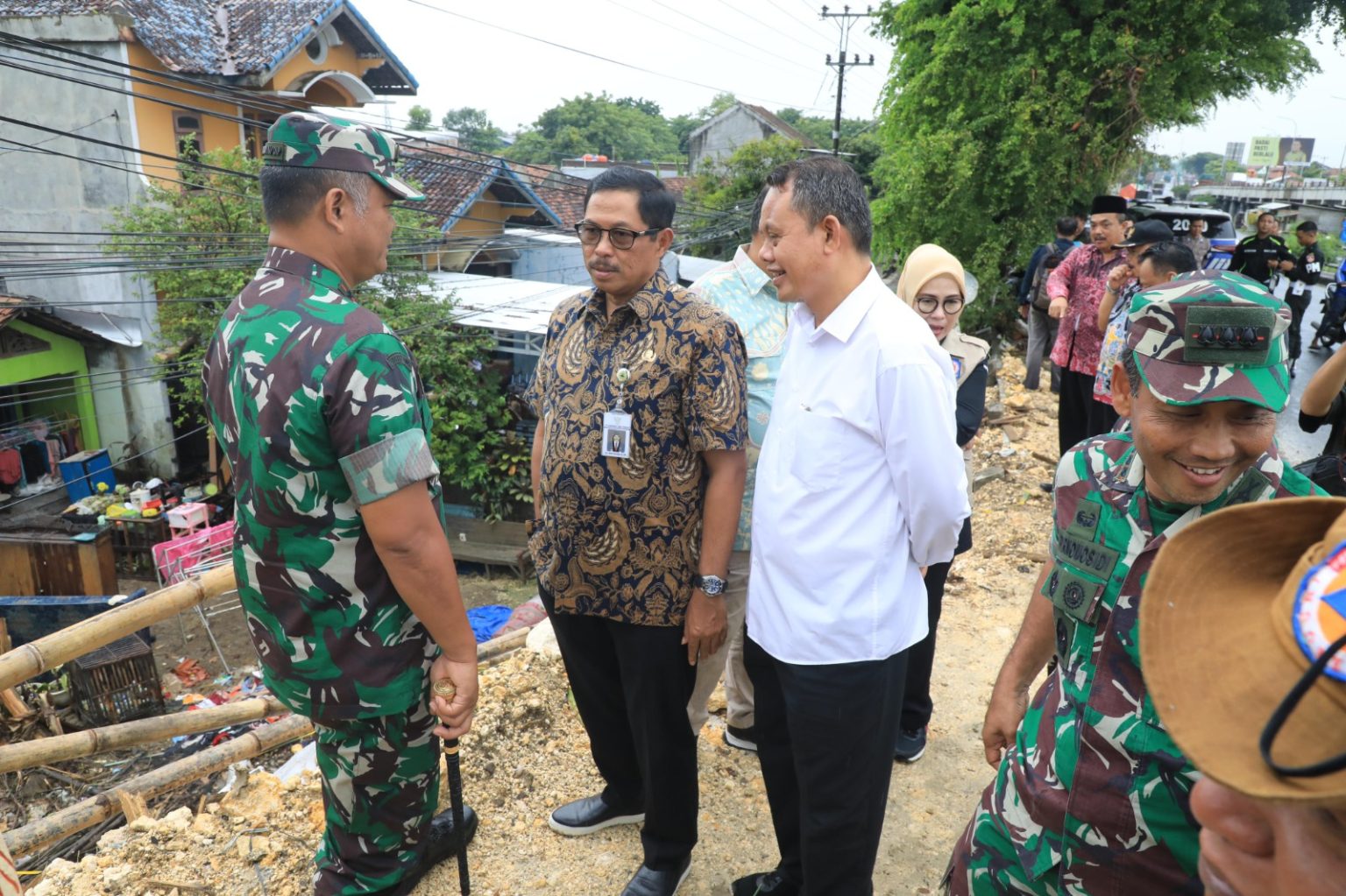 Pj Gubernur Jawa Tengah Nana Sudjana bersama rombongan melakukan peninjauan ulang ke Tanggul Sungai Wulan di Kecamatan Karanganyar, Demak pada Sabtu (24/2/2024). Nana mengatakan kondisi di daerah terdampak bencana banjir sudah masuk masa recovery (Foto: Jatengprov)