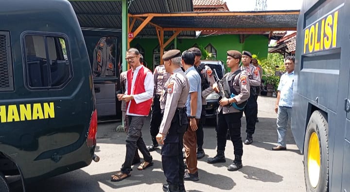 Aktivis lingkungan Karimunjawa Daniel Frits Maurits dikawal kepolisian untuk mengikuti persidangan kasus pelanggaran UU ITE di Pengadilan Negeri Jepara pada Kamis (1/2/2024) (KF/Ariez)