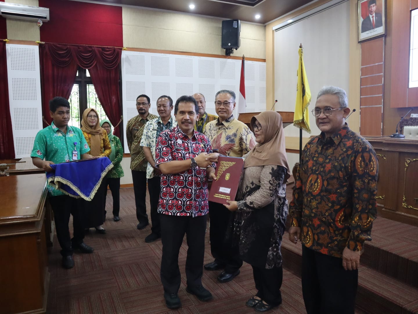 Sekretaris Daerah (Sekda) Kabupaten Jepara Edy Sujatmiko saat menyerahkan SK pensiun PNS per 1 Februari 2024 di Gedung Ratu Shima, Jepara (Bakopi Jepara)