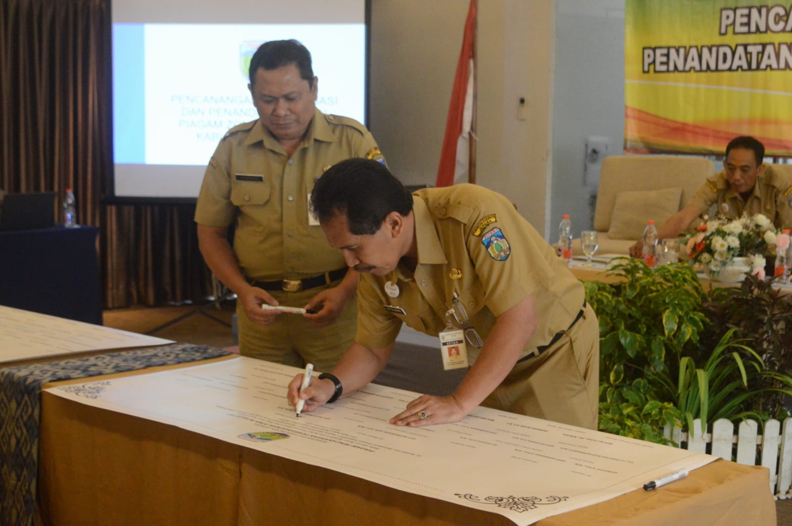 Sekretaris Daerah (Sekda) Kabupaten Jepara Edy Sujatmiko menandatangani piagam pembangunan zona integritas di lingkungan Pemkab Jepara Senin (5/2/2024)