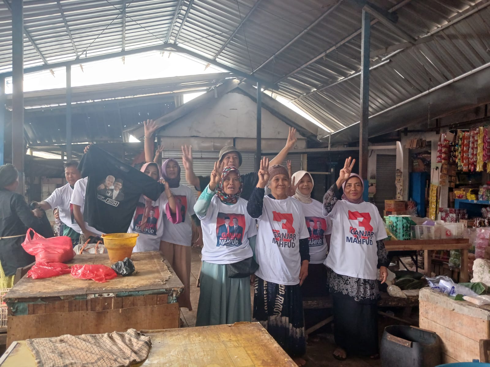 Dian Kristiandi bersama pedagang di Pasar Mlonggo pada Rabu (7/2/2024) (KlikFakta/Nur Ithrotul Fadhilah)