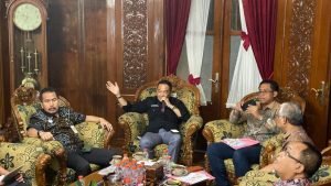 Pj Bupati Optimis Jepara Raih Juara Pertama Inovasi Penghargaan Pembangunan Daerah Tingkat Provinsi 1 Pj Bupati Jepara Edy Supriyanta memaparkan profil Jepara kepada tim verifikasi lapangan (Diskominfo Jepara)