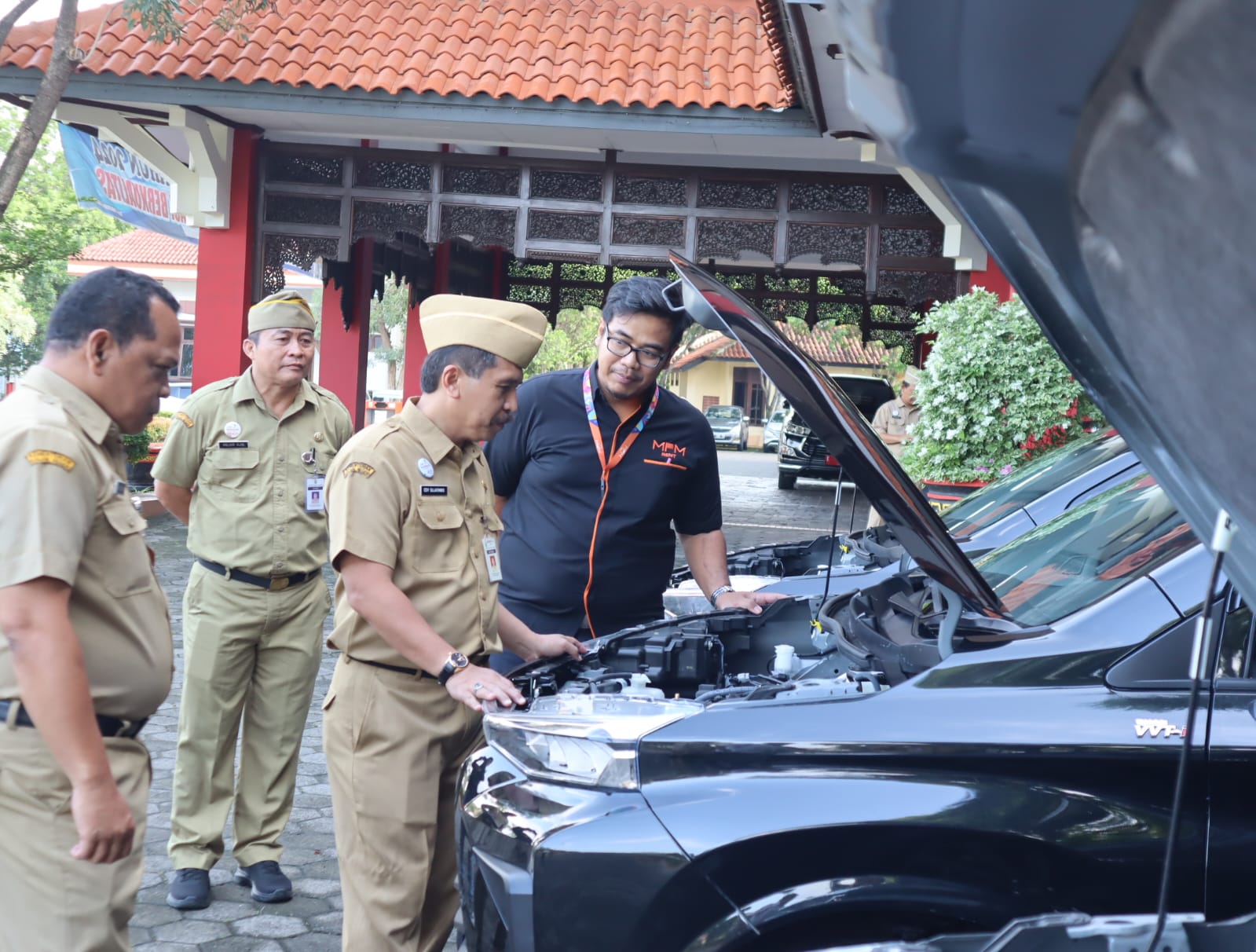 Sekretaris Daerah (Sekda) Kabupaten Jepara, Edy Sujatmiko mengecek 9 kendaraan sewa untuk 9 kepala bagian di lingkungan Setda Jepara setelah satu bulan pertama digunakan (Istimewa)