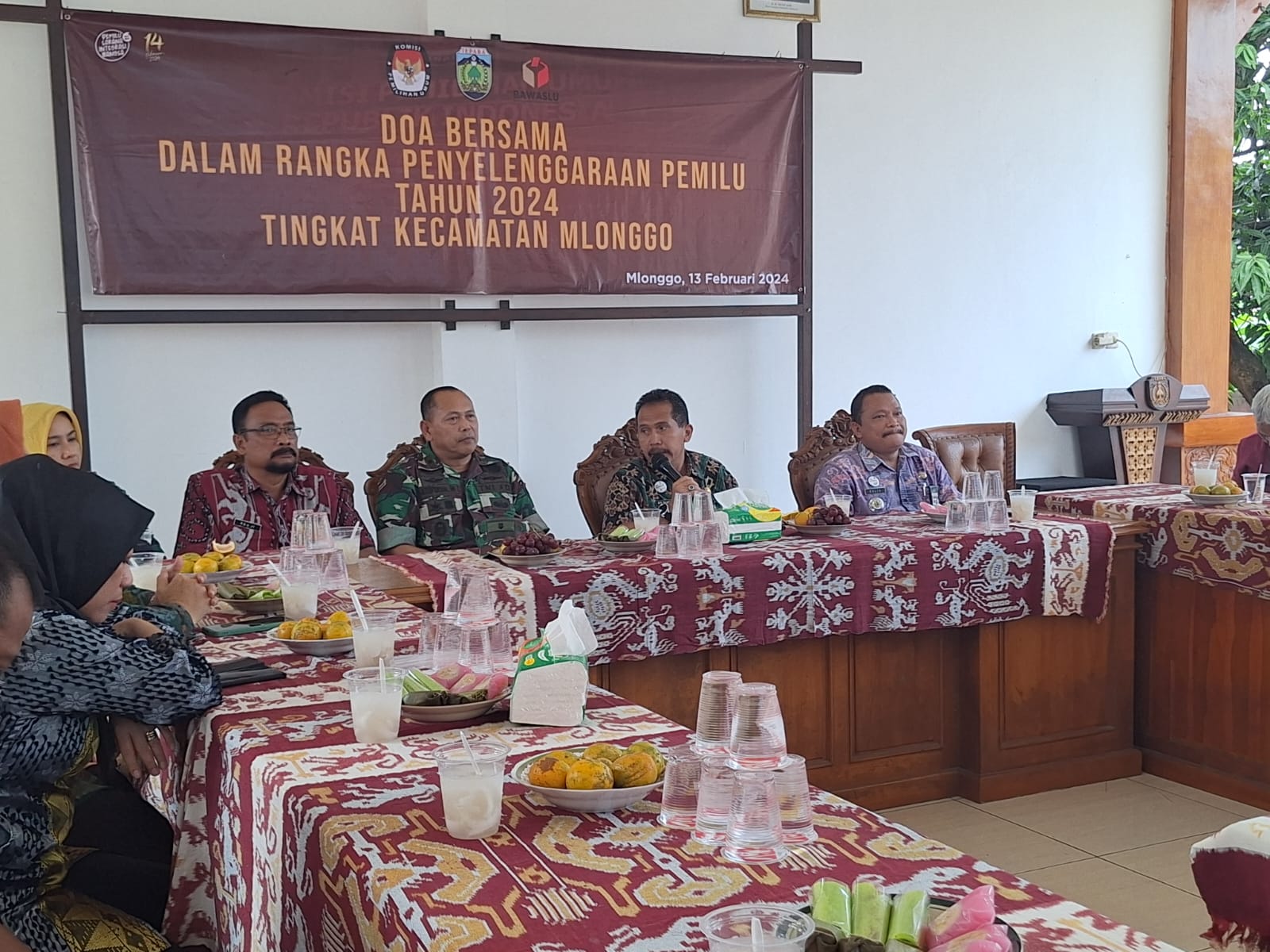 Sekretaris Daerah (Sekda) Kabupaten Jepara Edy Sujatmiko saat melakukan pemantauan perisapan Pemilu di Sekretariat Panitia Pemilihan Kecamatan (PPK) Mlonggo pada Selasa siang (13/2/2024) (Bakopi)