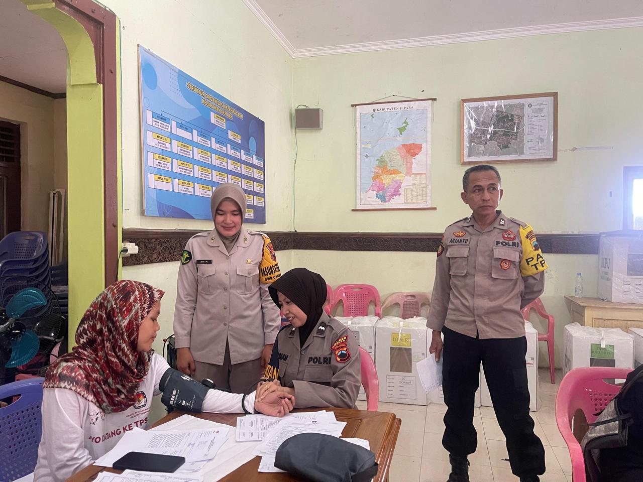 Polres Jepara melalui Seksi Kedokteran dan Kesehatan (Sidokkes) menyiagakan dan membagikan obat-obatan bagi petugas Pemilu (Dok. Polres Jepara)