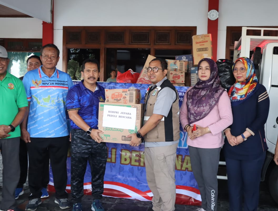 Pengiriman bantuan untuk korban banjir Demak dilepas Ketua Dewan Pengurus Korpri Kabupaten Jepara Edy Sujatmiko didampingi pengurus Korpri Jepara dari teras Setda Jepara pada Jumat (26/2/2024) pagi (Bakopi)