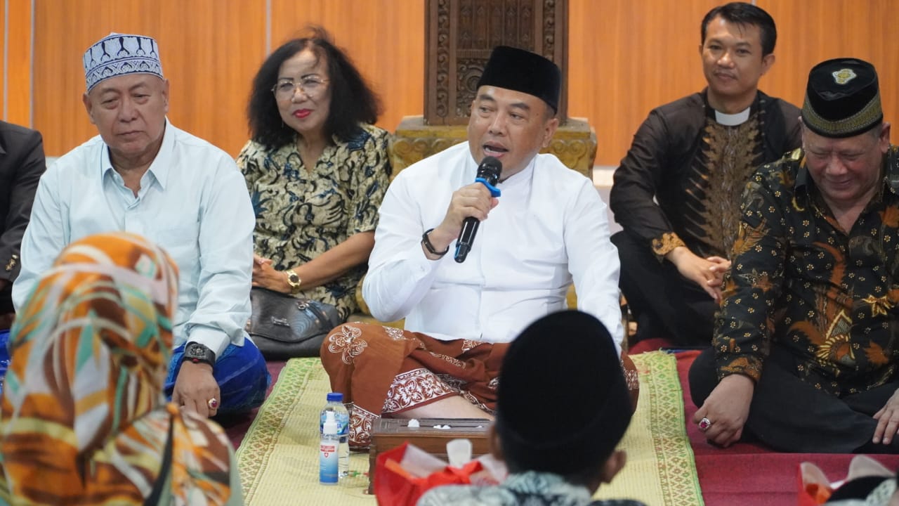 Pj Bupati Jepara bersama tokoh lintas agama dalam acara doa lintas agama sebagai bentuk syukur atas suksesnya penyelenggaraan Pemilihan Umum (Pemilu) 2024 di Kabupaten Jepara di Pendapa Kartini, Senin, (19/2/2024) malam (Diskominfo Jepara)