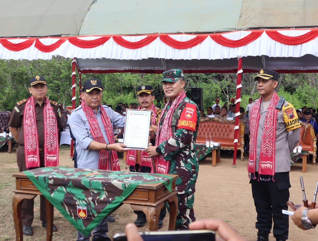 Upacara pembukaan TNI Manunggal Membangun Desa (TMMD) Sengkuyung Tahap I Tahun 2024 di Desa Bakalan, Kecamatan Kalinyamatan ditandai dengan penandatanganan dokumen program kegiatan selama TMMD oleh Pj. Bupati Edy Supriyanta dan Komandan Kodim 0719/Jepara Mokhamad Husnur Rofiq (Istimewa)