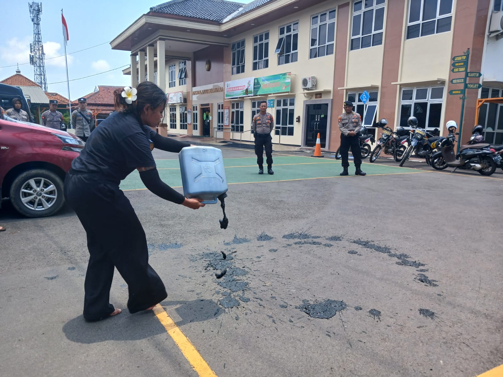 Salah satu aktivis dan seniman perempuan Jepara menggelar teatrikal dengan membawa limbah tambak udang Karimunjawa di depan Pengadilan Negeri (PN) Jepara, Selasa, (20/2/2024) (KlikFakta/Nur Ithrotul Fadhilah)