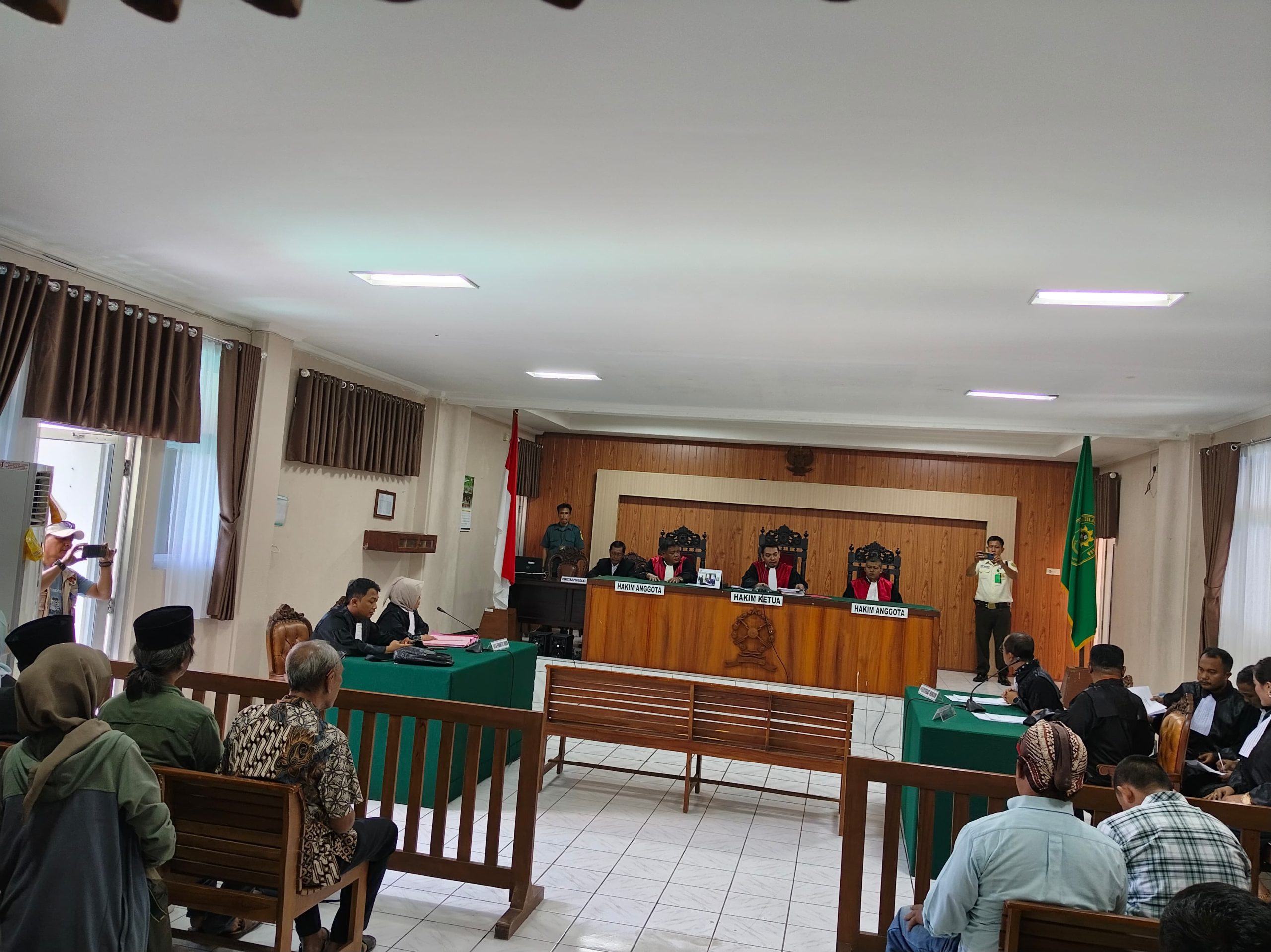 Sidang ketiga dengan agenda pembacaan eksepsi terdakwa aktivis lingkungan Daniel atas kasus pelanggaran UU ITE, Selasa (20/2/2024) (KF/Ariez)