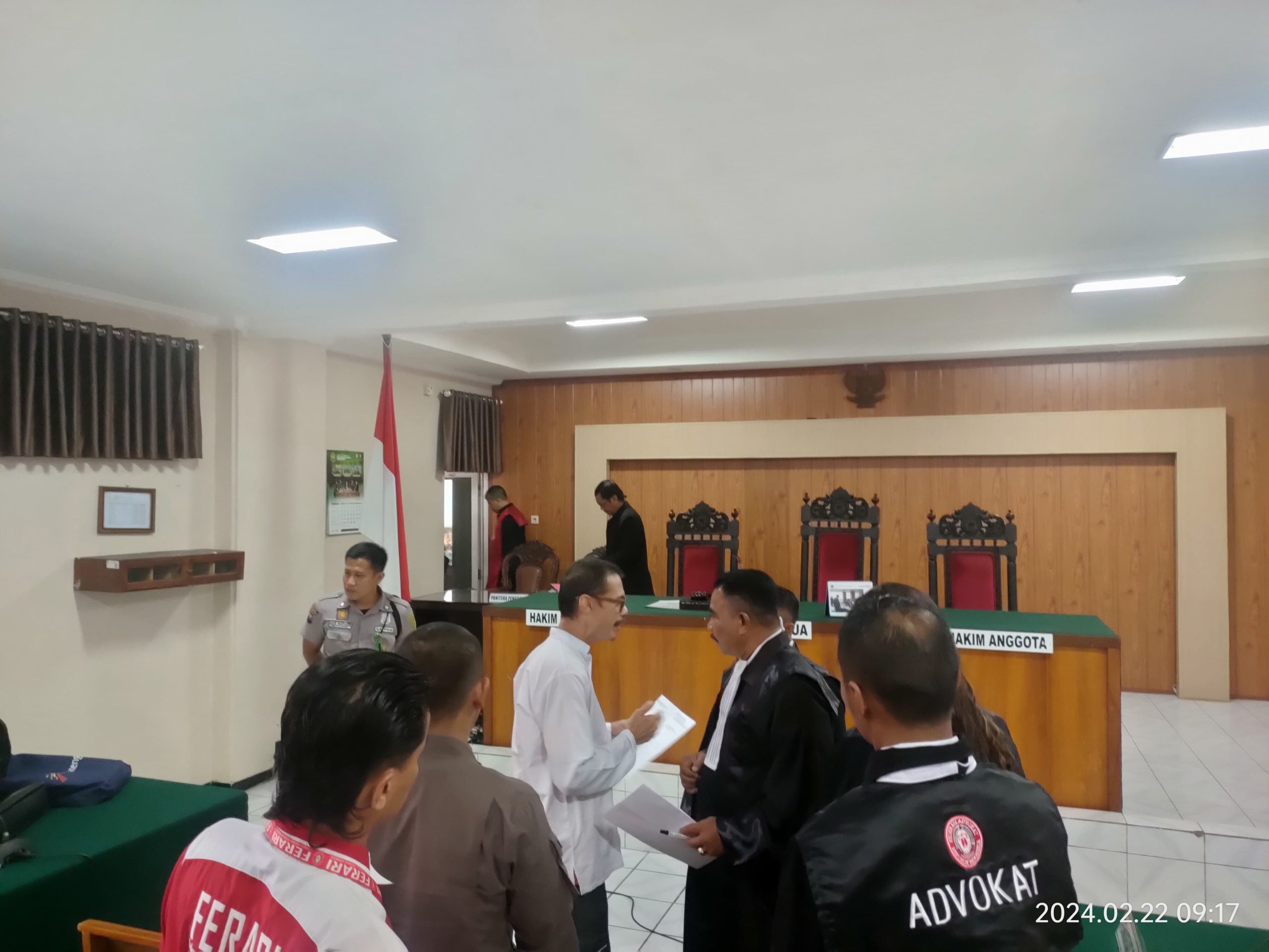 Daniel Frits Maurist Tangkilisan, terdakwa kasus pidana pelanggaran UU ITE datang mengenakan kemeja putih ke persidangan di Pengadilan Negeri Jepara pada Kamis (22/2/2024) (Istimewa)