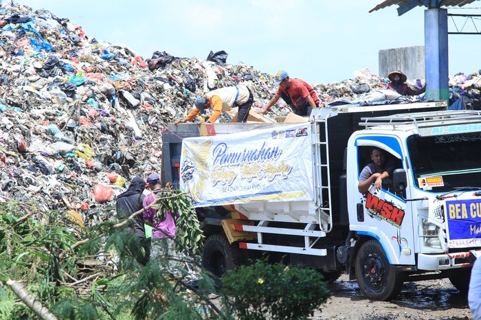 Sebanyak enam juta batang rokok ilegal hasil penindakan Bea Cukai Kudus dimusnahkan dengan cara dikubur di TPA Tanjungrejo (Foto: detiknews)
