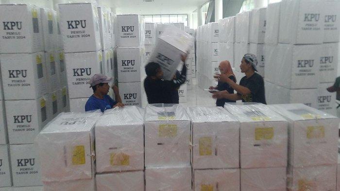 Petugas menyiapkan surat suara Pemilu dari Aula UMKU untuk didistribusikan ke sembilan kecamatan di Kabupaten Kudus, Sabtu (10/2/2024) (TribunJateng)