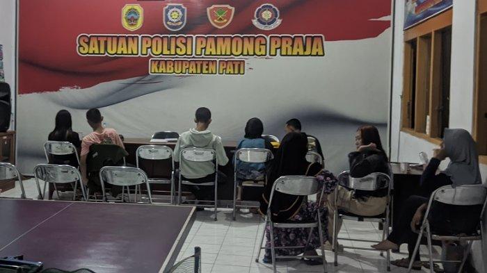 Tiga pasangan kumpul kebo yang digrebek warga di rumah indekos di Desa Winong, Kecamatan Pati digelandang ke Markas Satpol PP Pati, Kamis (8/2/2024) (Foto: Tribun Pantura)
