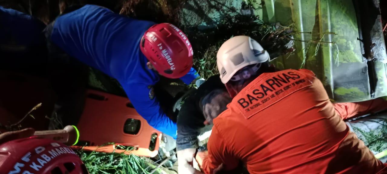 Petugas SAR mengevakuasi sopir truk air mineral yang mengalami kecelakaan