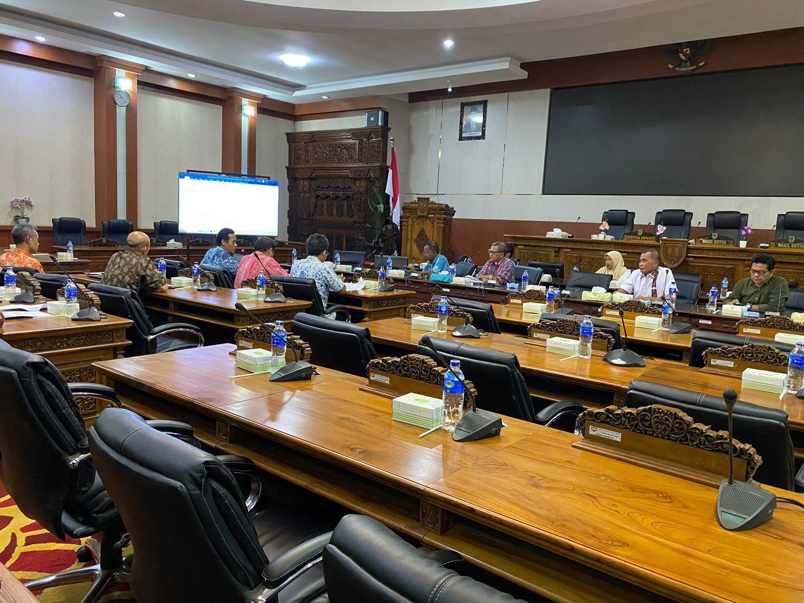 Pansus II DPRD Kudus saat rapat finalisasi Rancangan Peraturan Daerah (Ranperda) Tanggung Jawab Sosial Lingkungan Perusahaan (TJSLP) di ruang rapat paripurna DPRD Kudus, Rabu (6/3/2024). (IPUNG/KF)