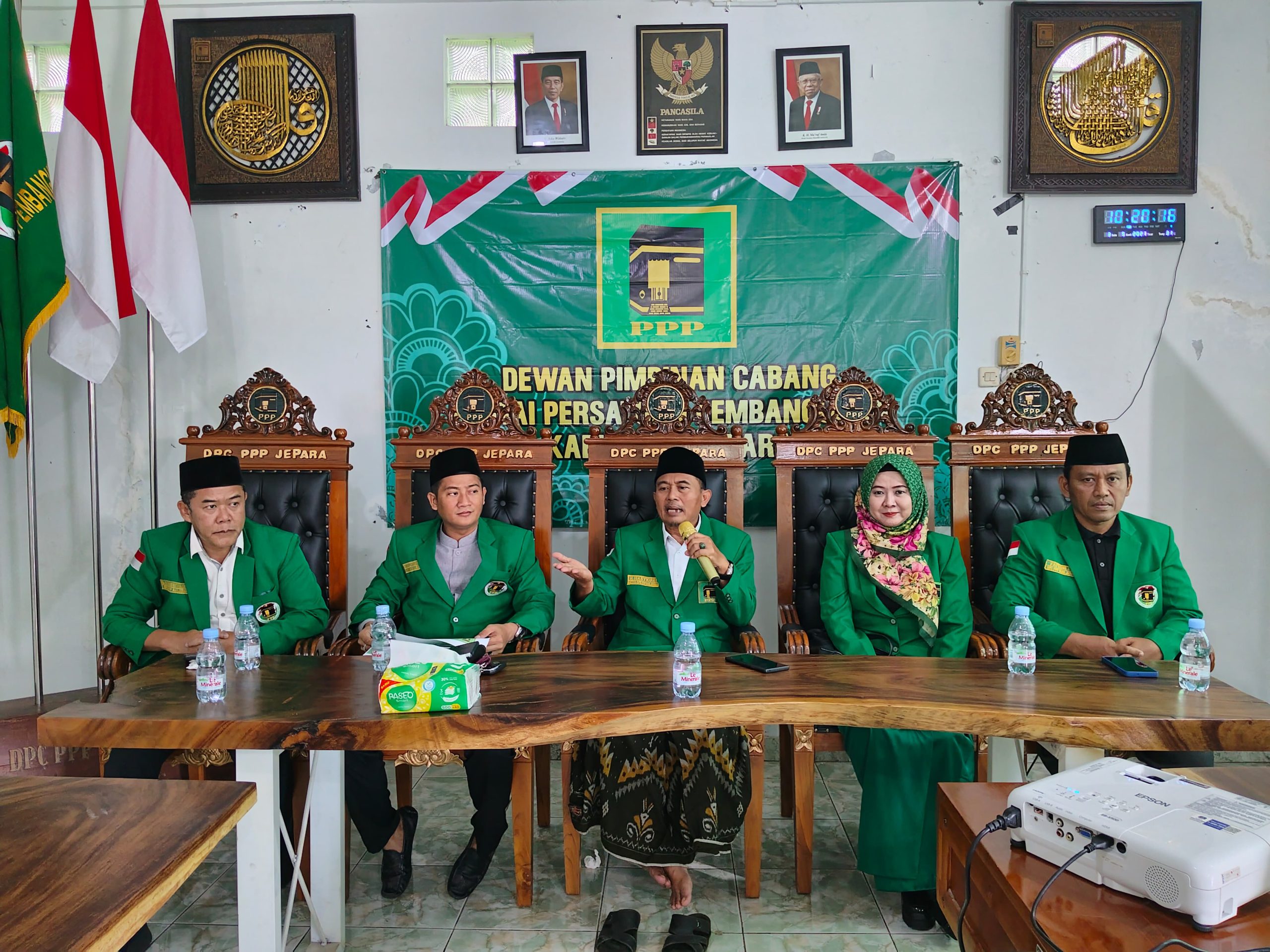 Jajaran pimpinan DPC PPP Jepara saat menggelar konferensi pers.