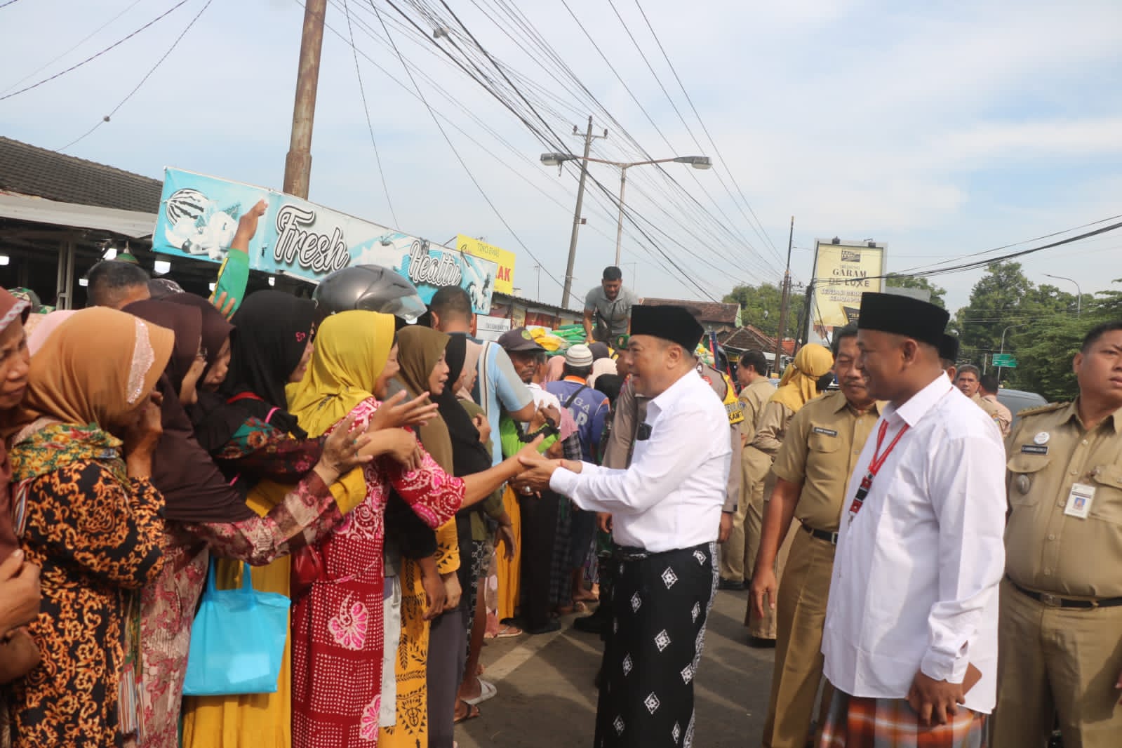 Pj Bupati Jepara meninjau Gerakan Pasar Murah (GPM) depan Pasar Pecangaan pada Senin (4/3/2024) (Diskominfo Jepara)