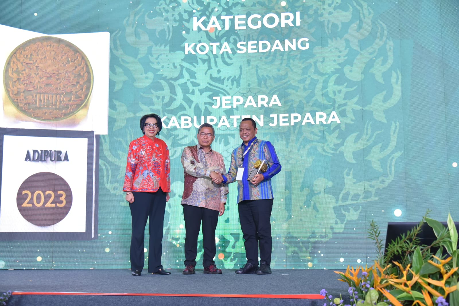 Penghargaan Adipura diterima Pj. Bupati Jepara Edy Supriyanta yang diwakili Asisten I Sekda Ratib Zaini, dari Kementerian LHK, di Auditorium Gedung Manggala Wanabakti, Jakarta, Selasa (5/3/2024)