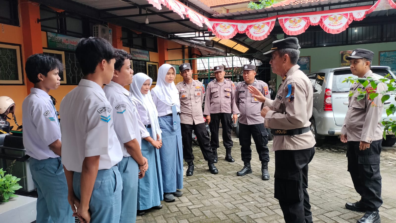 Pada Rabu (6/3/2024), Polres Jepara melalui Subsatgas Binluh Ops Keselamatan Candi 2024 yang dipimpin oleh Iptu Wahyu Santoso memberi sosialisasi kepada pelajar SD hingga SMA dan serta mahasiswa Unisnu Jepara (Dok. Polres Jepara)