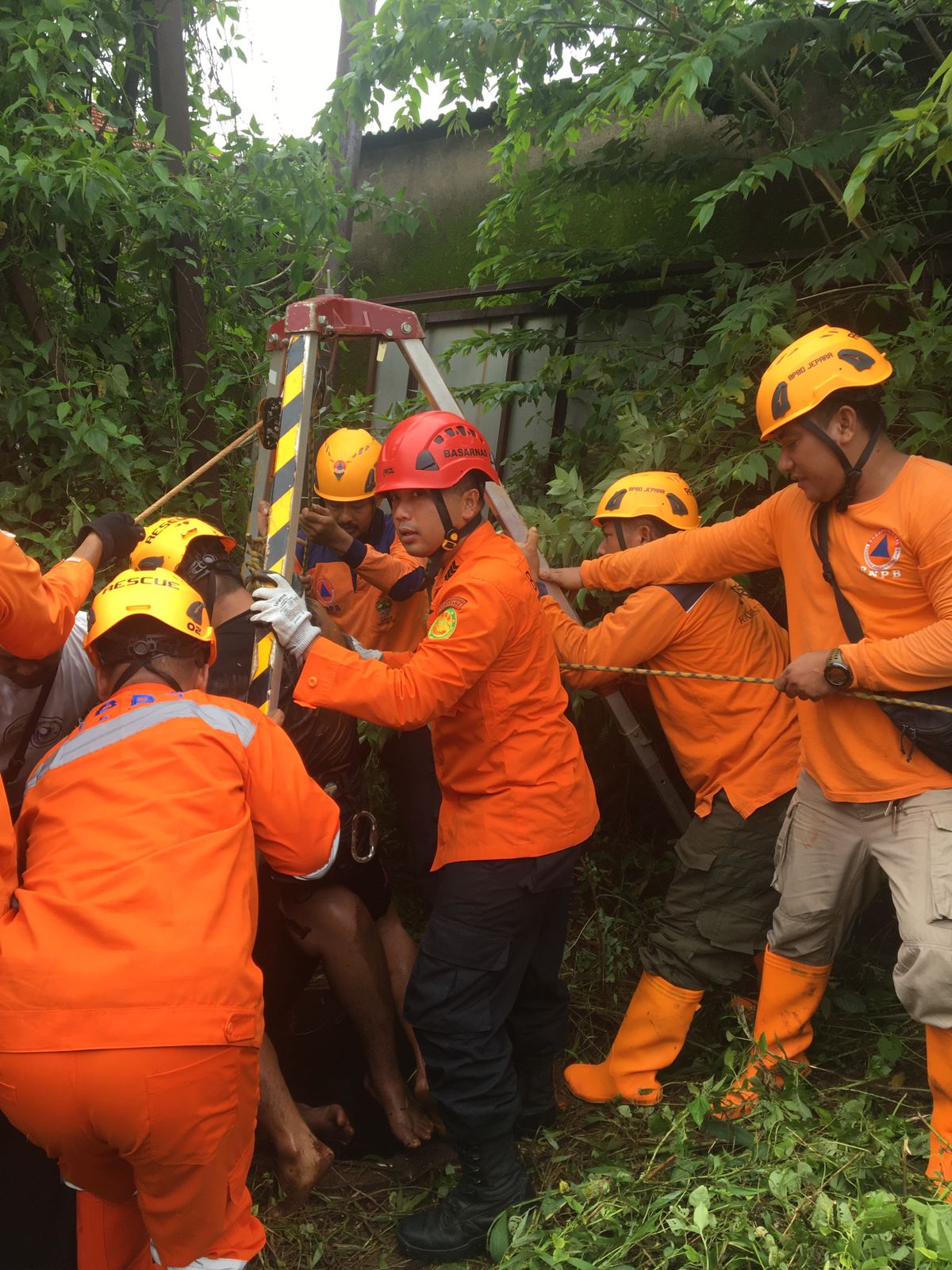 Nasib apes menimpa Hendrik Suliyanto (21) yang tercebur ke dalam sumur saat hendak menonton orkes dangdut pada minggu (10/3/2024) sore pukul 15.30 WIB di Lapangan Ngabul, Tahunan (Dok. SAR Semarang)