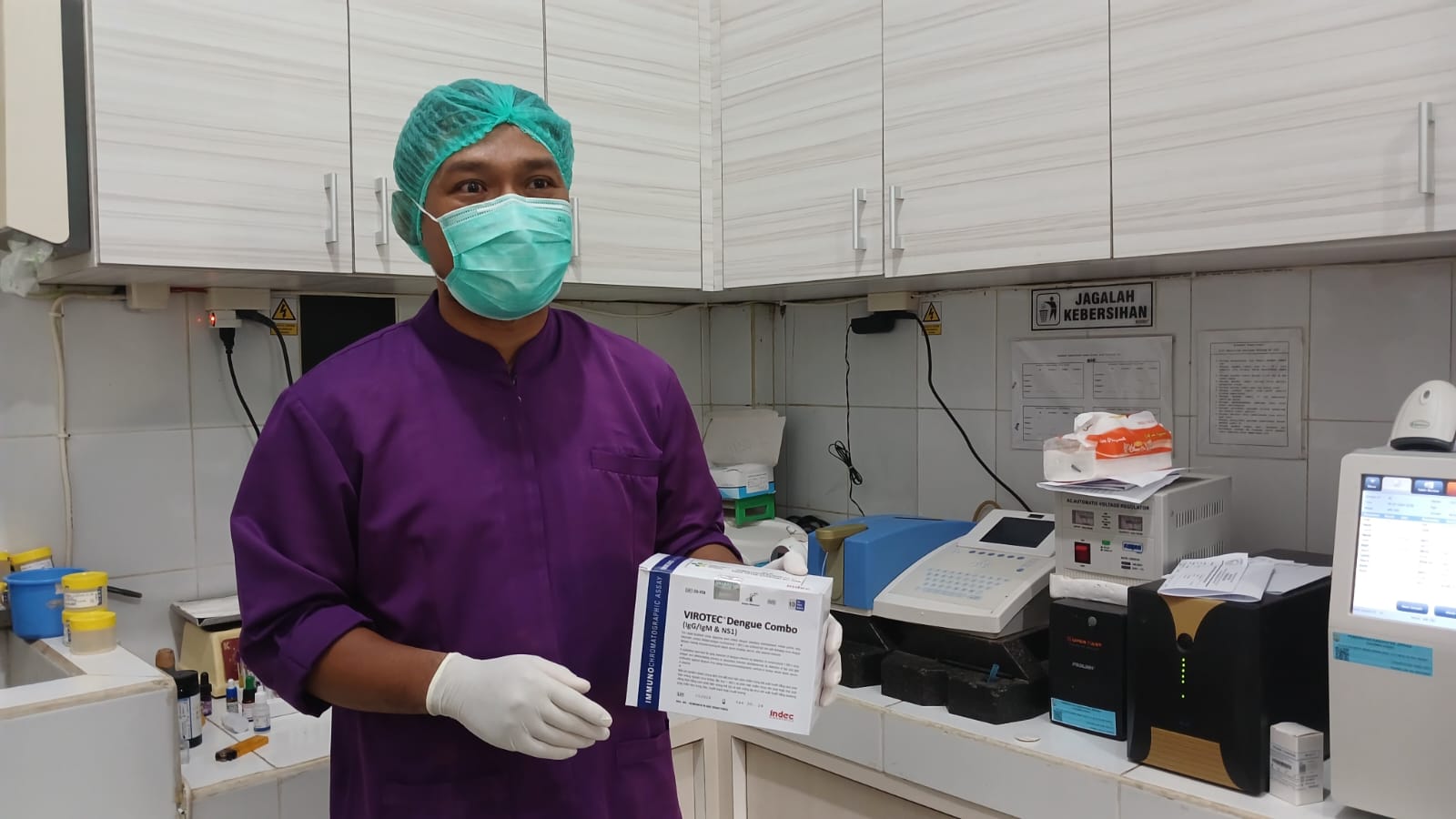Petugas medis memperlihatkan alat tes antigen NS1 dengue (rapid) (KlikFakta/Nur Ithrotul Fadhilah)