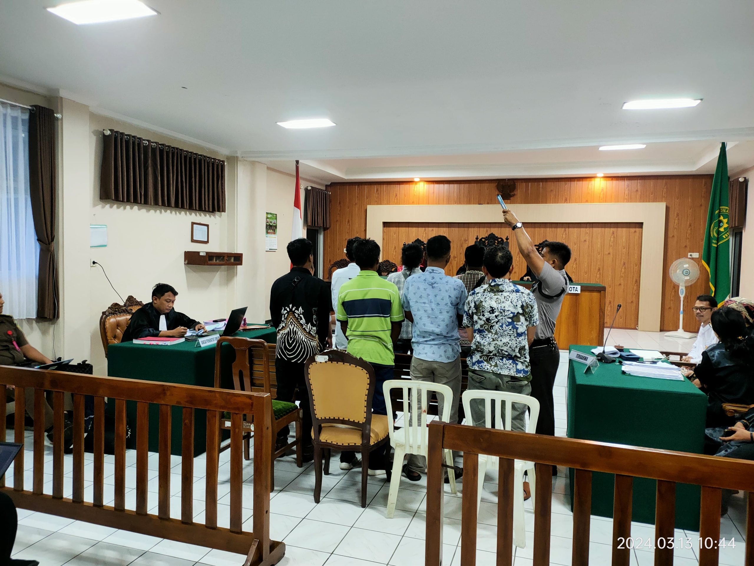 Pengambilan sumpah pada sejumlah saksi dalam jalannya sidang yang dipimpin ketua majelis hakim Parlin Mangatas Bona Tua, S.H, didampingi hakim anggota Joko Ciptanto, S.H., M.H dan Muhammad Yusup Sembiring, SH.