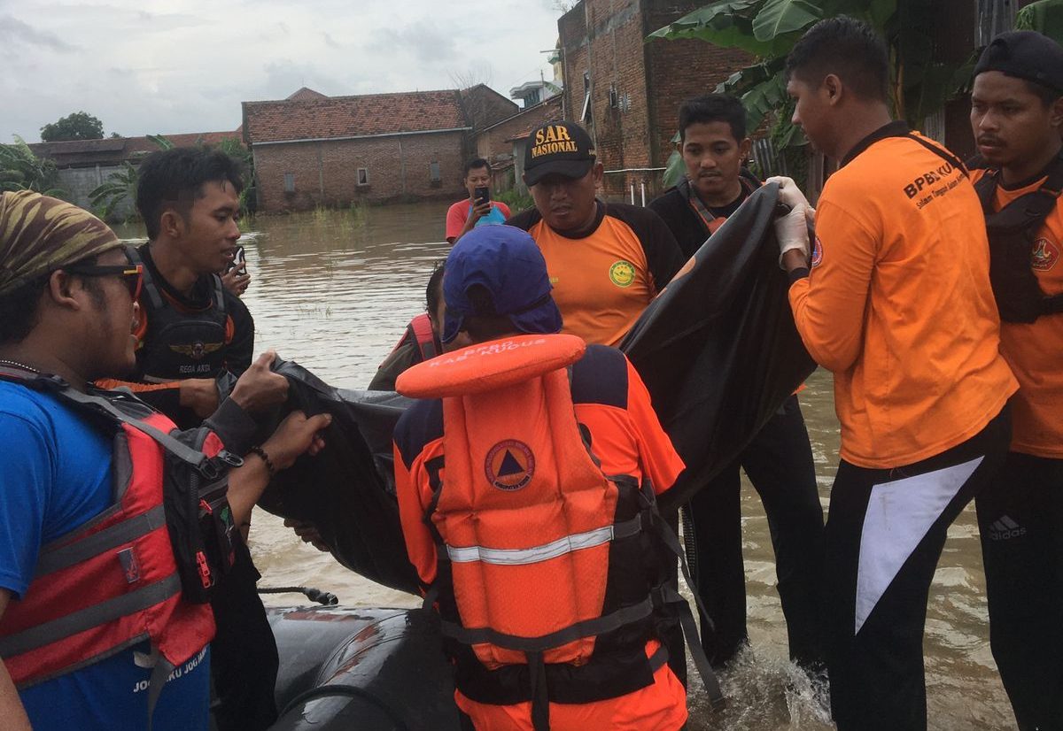 Tim SAR mengevakuasi jenazah seorang remaja bernama Ade Viona Lestari (15) asal Desa Temulus RT 05/04, Kecamatan Mejobo, Kabupaten Kudus yang terperosok ke sawah yang banjir pada Jumat (15/3/2024) sore