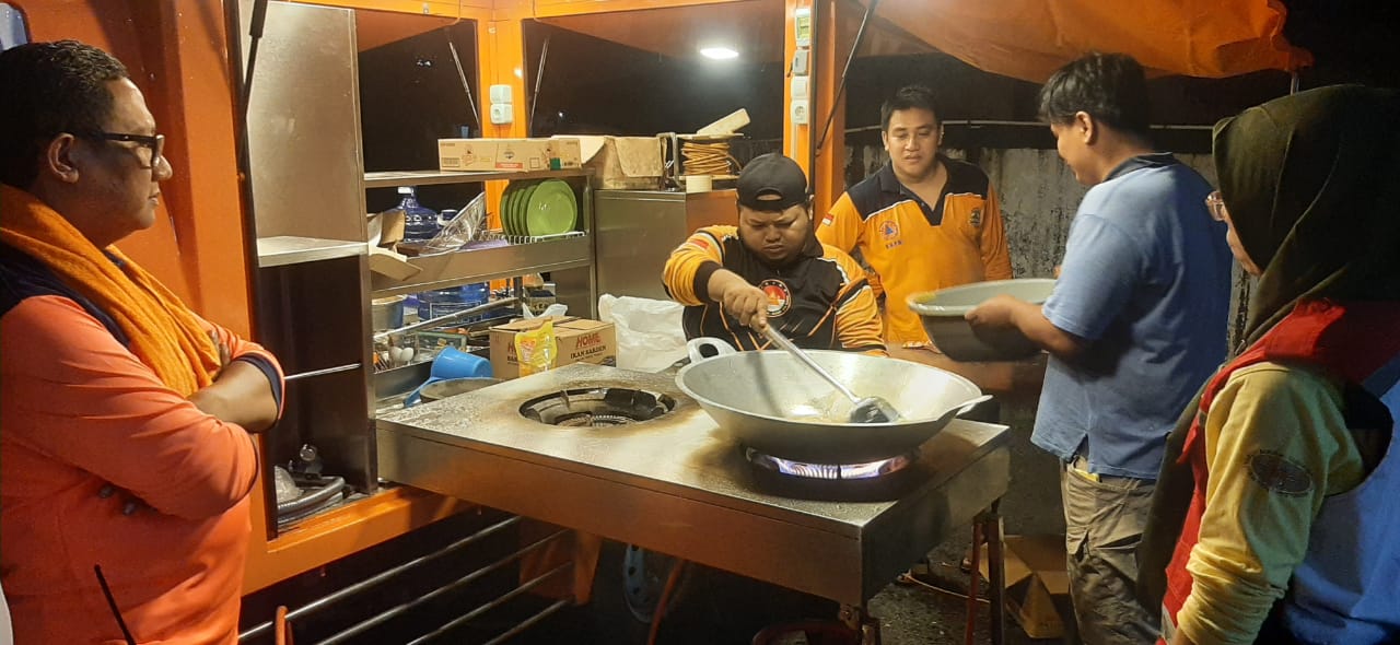 Suasana dapur umum untuk korban banjir di 4 kecamatan di Jepara pada Jumat (15/3/2024)