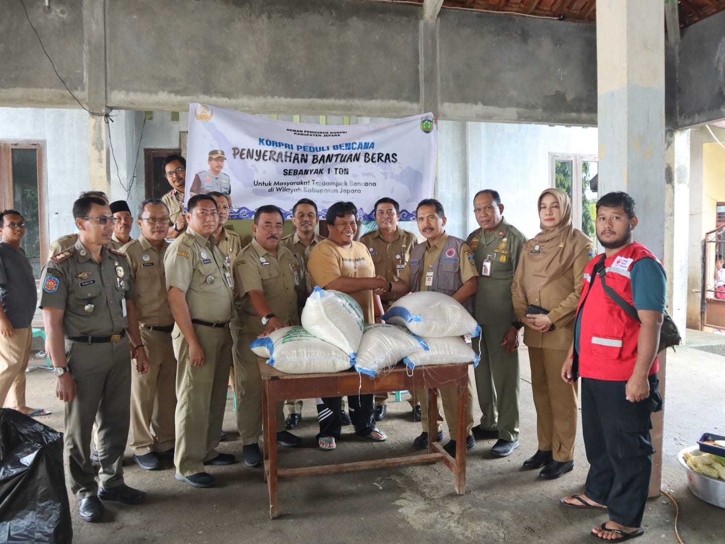 Bantuan diserahkan Ketua Dewan Pengurus Korpri Kabupaten Jepara Edy Sujatmiko di dapur umum Balai Desa Gerdu, Kecamatan Pecangaan pada Senin (18/3/2024) pagi diterima Petinggi Gerdu Winaryo Wibowo.